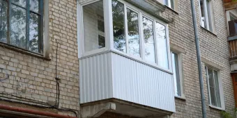 Наружная обшивка выполнена из профлиста.