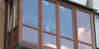 Тёплое остекление пластиковыми окнами «под дерево», с основой из ПВХ профиля.