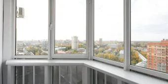 Тёплое остекление лоджии теплым ПВХ профилем с тонированием.