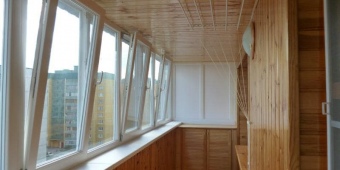 Балкон утепление пенопластом, установлено тёплое остекление, сушилка и встроен шкаф.