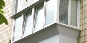 Тёплое остекление балкона с наружной жестяной листовой обшивкой.