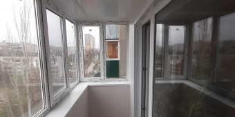 отделка балкона панелями НДФ, монтаж потолка из ПВХ панелей