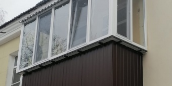 выполнено:монтаж балкона ПВХ, полная замена балконного ограждения и крыши