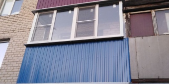 Демонтаж ,сварочные работы,остекление в профиле REHAU,ВЫНОС ПОЛЕЗНОЙ ПЛОЩАДИ,профлист-голубой по желанию клиента,два одинаковых балкона.