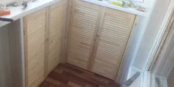отделка внутренняя балкона два шкафчика-на балконе,практичное хранение вещей.