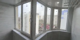Остекление балкона. Отделка ламинатом, утепление передней части, монтаж чернового пола.