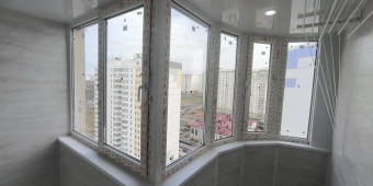Остекление балкона. Отделка ламинатом, утепление передней части, монтаж чернового пола.