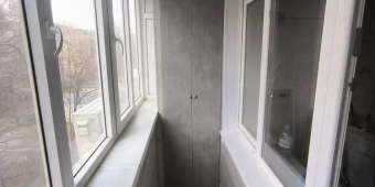 Отделка ламинатом, утепление передней части, монтаж чернового пола. Установка встроенного шкафа.