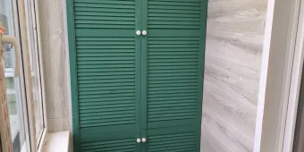 Отделка ламинатом, установка шкафчика. Настил линолеума на пол. Установка подоконников откосов. Потолок выполнен из ПВХ панели. 