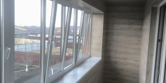 Остекление балкона. Отделка ламинатом, утепление передней части, монтаж чернового пола.