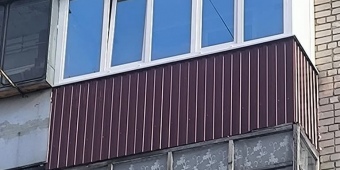 Остекление балкона. Отделка ламинатом, утепление передней части, монтаж чернового пола.