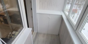 Отделка ламинатом, утепление передней части, монтаж чернового пола. Установка встроенного шкафа.